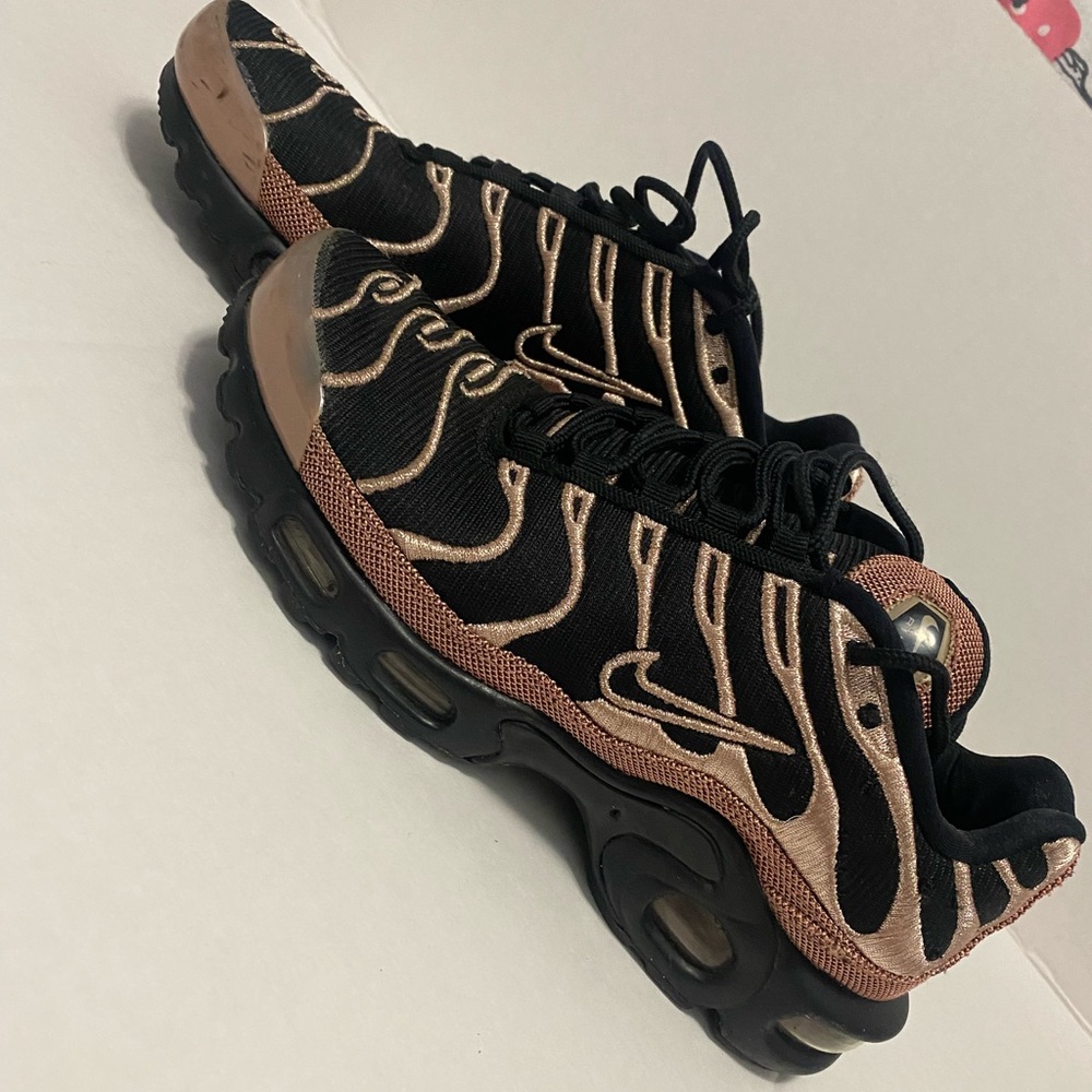 Nike rose gold sneaker